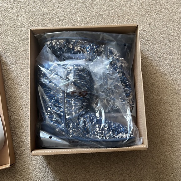 UGG classic short boots, sparkle blue, size 7, original box and packaging! - Picture 5 of 9